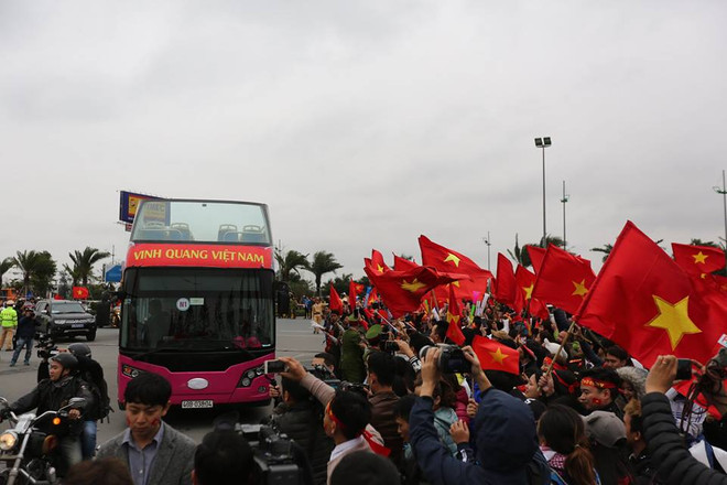 Biển người hâm mộ chào đón các tuyển thủ U23 tại sân bay Nội Bài ảnh 24