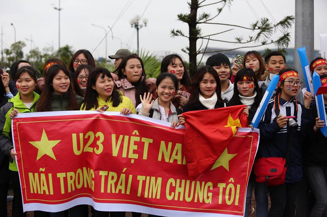 Biển người hâm mộ chào đón các tuyển thủ U23 tại sân bay Nội Bài ảnh 50