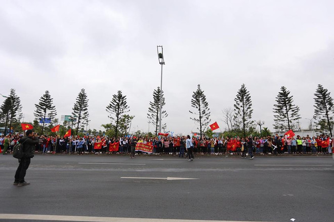 Biển người hâm mộ chào đón các tuyển thủ U23 tại sân bay Nội Bài ảnh 51