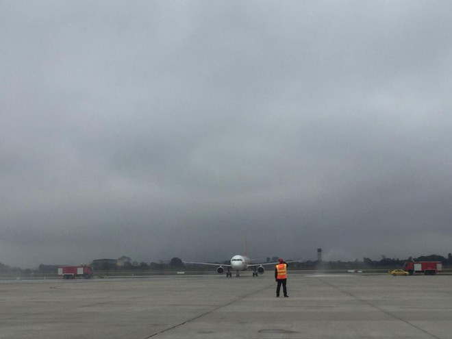 Biển người hâm mộ chào đón các tuyển thủ U23 tại sân bay Nội Bài ảnh 13