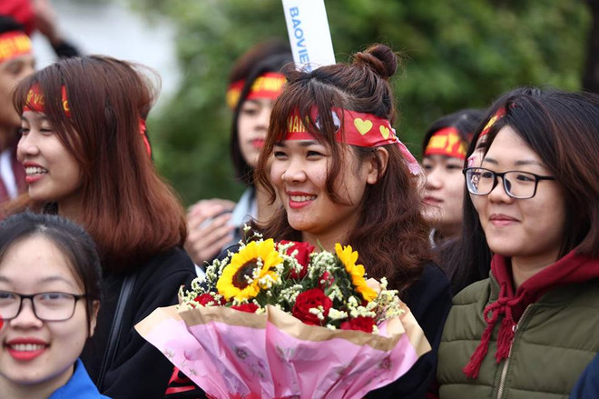 Biển người hâm mộ chào đón các tuyển thủ U23 tại sân bay Nội Bài ảnh 46