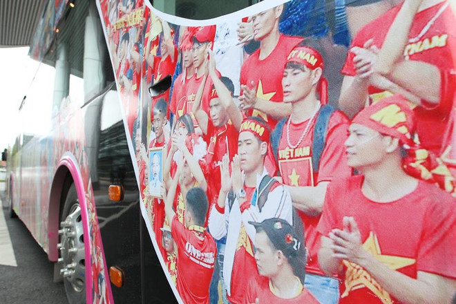 Biển người hâm mộ chào đón các tuyển thủ U23 tại sân bay Nội Bài ảnh 20