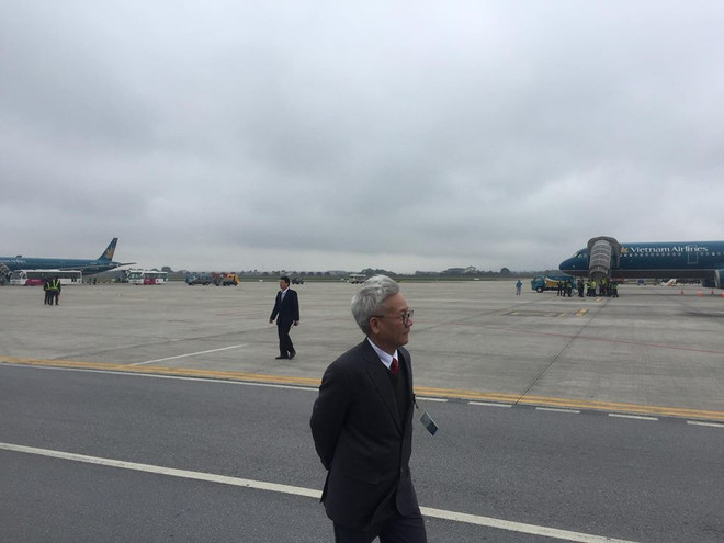 Biển người hâm mộ chào đón các tuyển thủ U23 tại sân bay Nội Bài ảnh 17