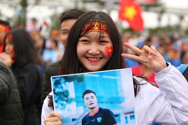 Biển người hâm mộ chào đón các tuyển thủ U23 tại sân bay Nội Bài ảnh 25