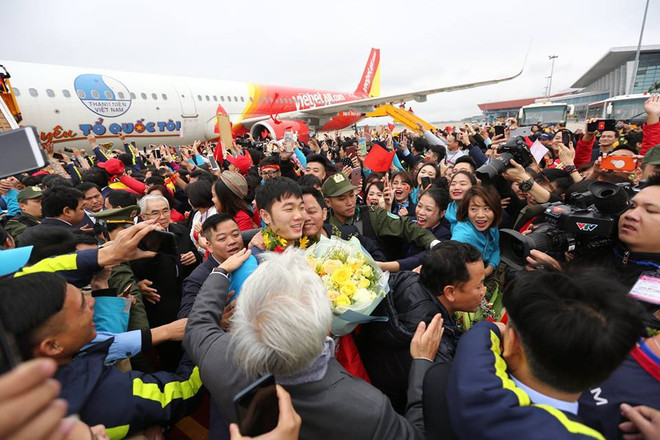 Biển người hâm mộ chào đón các tuyển thủ U23 tại sân bay Nội Bài ảnh 12