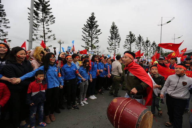Biển người hâm mộ chào đón các tuyển thủ U23 tại sân bay Nội Bài ảnh 26