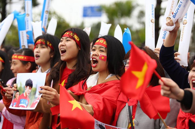Biển người hâm mộ chào đón các tuyển thủ U23 tại sân bay Nội Bài ảnh 49
