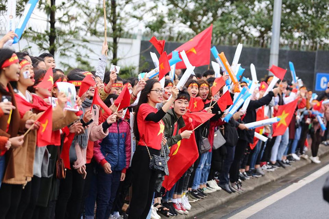 Biển người hâm mộ chào đón các tuyển thủ U23 tại sân bay Nội Bài ảnh 42