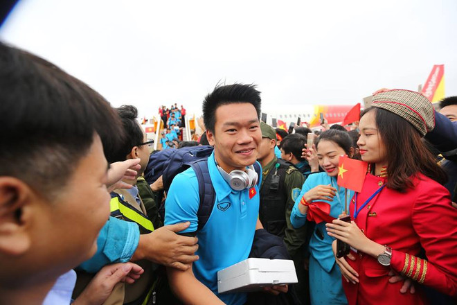 Biển người hâm mộ chào đón các tuyển thủ U23 tại sân bay Nội Bài ảnh 7