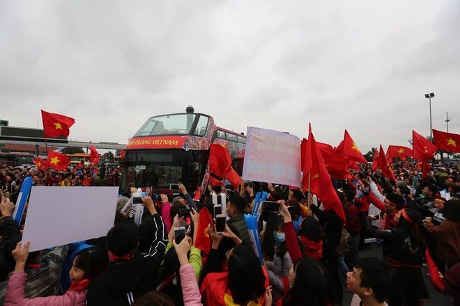 Biển người hâm mộ chào đón các tuyển thủ U23 tại sân bay Nội Bài ảnh 23