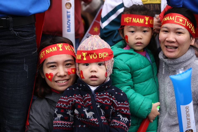 Biển người hâm mộ chào đón các tuyển thủ U23 tại sân bay Nội Bài ảnh 28