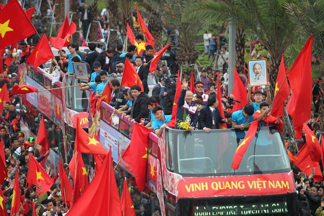 Biển người hâm mộ chào đón các tuyển thủ U23 tại sân bay Nội Bài ảnh 1