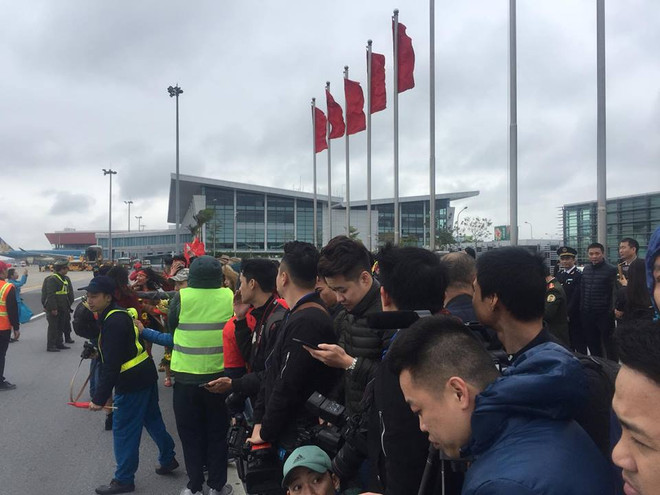 Biển người hâm mộ chào đón các tuyển thủ U23 tại sân bay Nội Bài ảnh 15