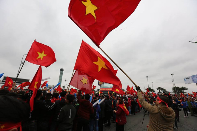 Biển người hâm mộ chào đón các tuyển thủ U23 tại sân bay Nội Bài ảnh 18