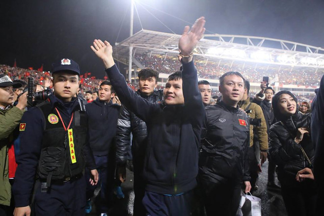 Hàng vạn người hâm mộ hô vang tên các cầu thủ U23 tại sân Mỹ Đình ảnh 11