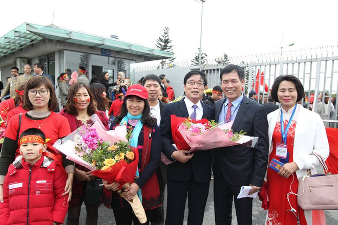 Biển người hâm mộ chào đón các tuyển thủ U23 tại sân bay Nội Bài ảnh 22