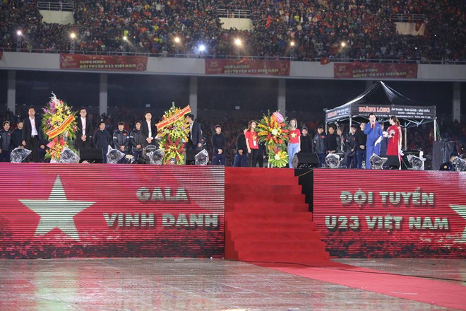 Hàng vạn người hâm mộ hô vang tên các cầu thủ U23 tại sân Mỹ Đình ảnh 5