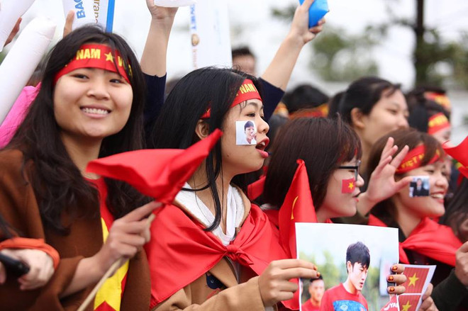 Biển người hâm mộ chào đón các tuyển thủ U23 tại sân bay Nội Bài ảnh 48