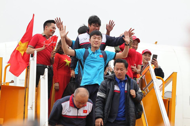 Biển người hâm mộ chào đón các tuyển thủ U23 tại sân bay Nội Bài ảnh 3