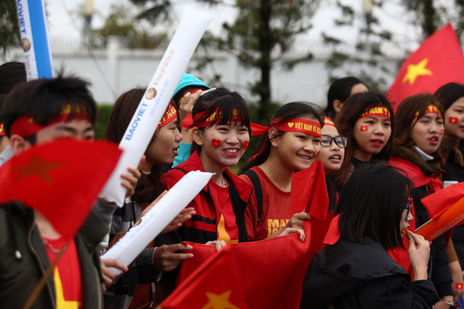 Biển người hâm mộ chào đón các tuyển thủ U23 tại sân bay Nội Bài ảnh 29