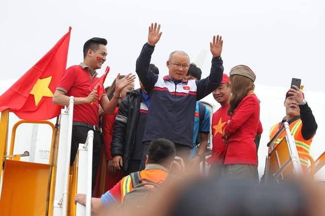 Biển người hâm mộ chào đón các tuyển thủ U23 tại sân bay Nội Bài ảnh 2