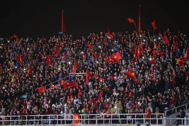 Hàng vạn người hâm mộ hô vang tên các cầu thủ U23 tại sân Mỹ Đình ảnh 9