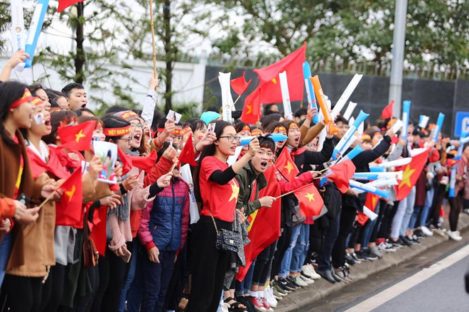 Biển người hâm mộ chào đón các tuyển thủ U23 tại sân bay Nội Bài ảnh 47