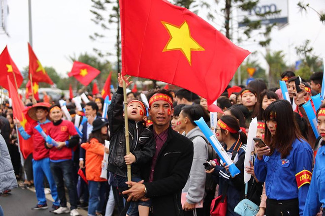 Biển người hâm mộ chào đón các tuyển thủ U23 tại sân bay Nội Bài ảnh 40