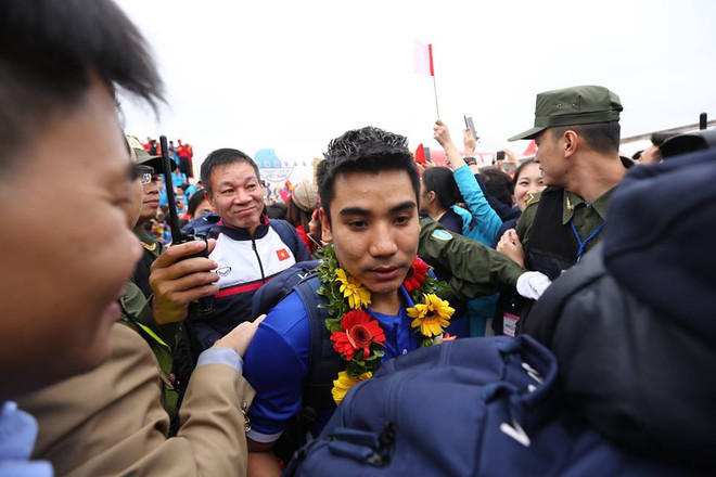 Biển người hâm mộ chào đón các tuyển thủ U23 tại sân bay Nội Bài ảnh 5