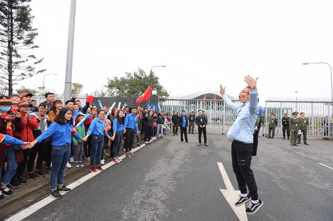 Biển người hâm mộ chào đón các tuyển thủ U23 tại sân bay Nội Bài ảnh 43