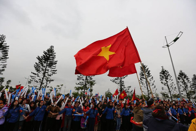 Biển người hâm mộ chào đón các tuyển thủ U23 tại sân bay Nội Bài ảnh 27