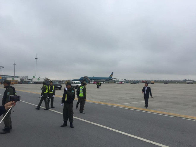 Biển người hâm mộ chào đón các tuyển thủ U23 tại sân bay Nội Bài ảnh 16