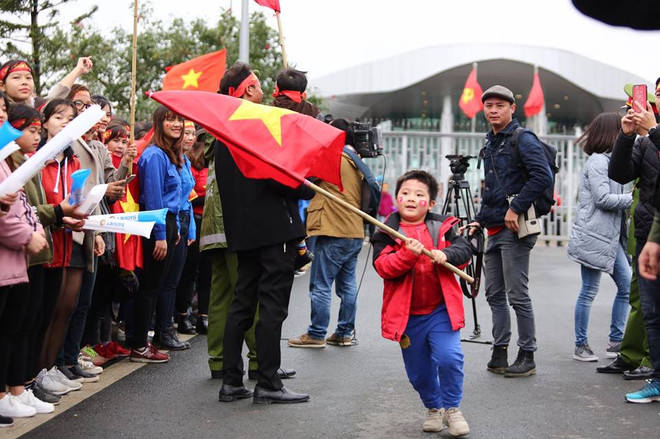 Biển người hâm mộ chào đón các tuyển thủ U23 tại sân bay Nội Bài ảnh 41