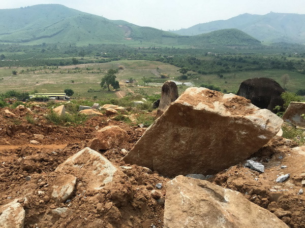 Lợi dụng giấy phép thăm dò để tiến hành khai thác đá trái phép ảnh 1