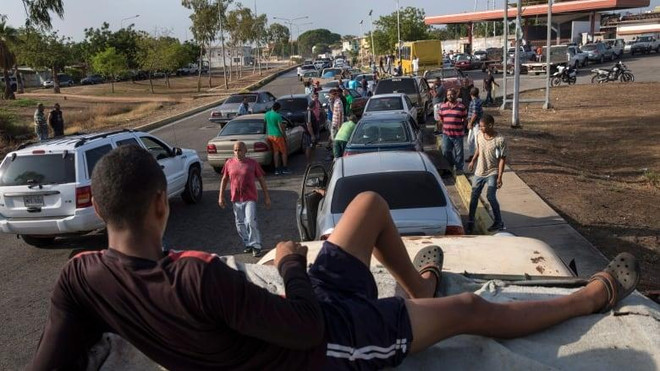 Người dân trên đường phố Maracaibo, thành phố lớn thứ hai của Venezuela, xếp hàng gần 24 giờ để chờ mua nhiên liệu. (Nguồn: cbc.ca) Venezuela tố cáo chính sách thù địch của Mỹ gây tổn thất lớn ảnh 1