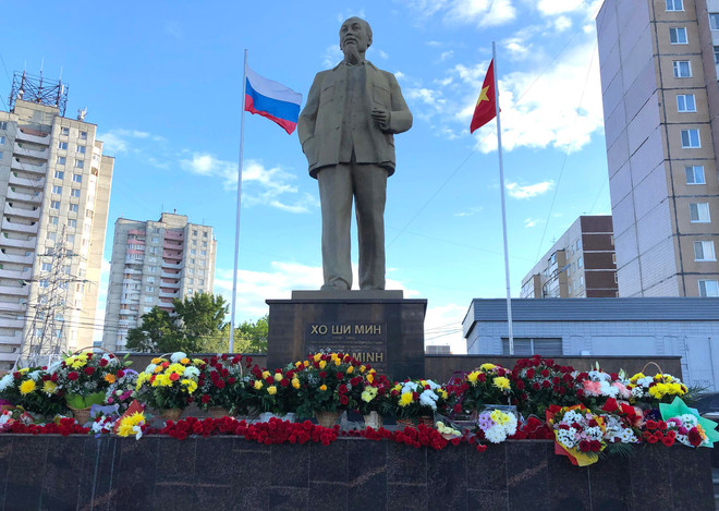 Tượng đài Bác Hồ tại Thành phố Ulianovsk. (Ảnh: Lê Hằng/Vietnam+) Trang trọng Lễ Kỷ niệm ngày sinh nhật Bác trên quê hương Lenin ảnh 2
