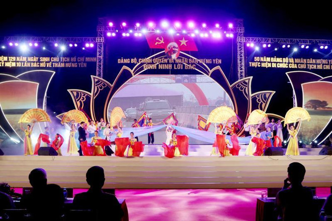 Tiết mục văn nghệ đặc sắc do các nghệ sỹ, diễn viên Nhà hát chèo Hưng Yên biểu diễn. (Nguồn: baohungyen.vn) Chương trình giao lưu nghệ thuật 'Hưng Yên đinh ninh lời Bác' ảnh 1