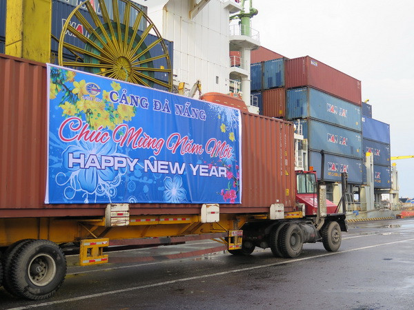 Cảng Đà Nẵng đón container hàng đầu tiên trong Năm mới 2015 ảnh 1