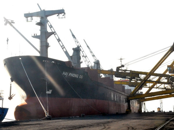 Quảng Ninh đón những chuyến tàu vào bốc dỡ hàng đầu Năm mới ảnh 2