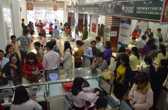 Người dân “quét sạch” hàng trăm nghìn sản phẩm vàng Thần tài ảnh 1