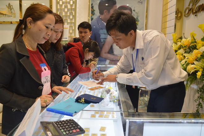 Người dân “quét sạch” hàng trăm nghìn sản phẩm vàng Thần tài ảnh 2