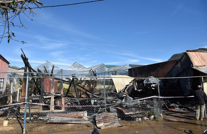 Lâm Đồng: Hỏa hoạn thiêu rụi một xưởng gỗ, lửa lan sang nhà dân ảnh 3