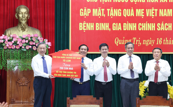Tổng Bí thư, Chủ tịch nước Tô Lâm trao tượng trưng 200 căn nhà hỗ trợ nhân dân tỉnh Quảng Trị xoá nhà tạm, nhà dột nát. (Ảnh: Lâm Khánh/TTXVN) ttxvn_tong bi thu to lam quang tri (1)_resize.jpg