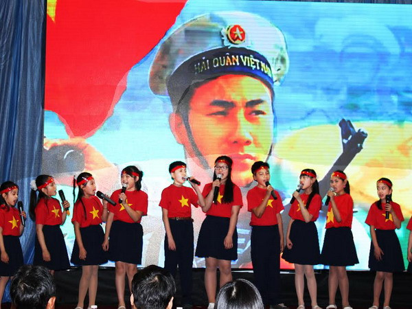 Các em thiếu nhi đội Sơn ca trong "Đêm nhạc hướng về biển đảo quê hương và Chủ quyền Tổ quốc". (Ảnh: Ngọc Mai/Vietnam+) Nghệ sỹ Việt Nam tại Séc hướng về biển đảo quê hương ảnh 1