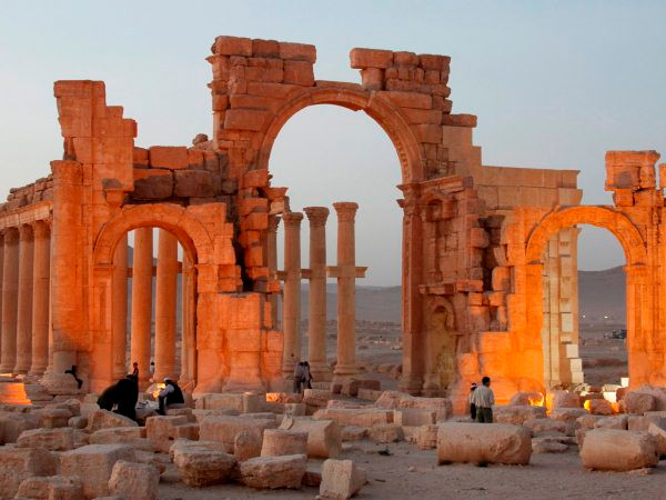 Nhiều công trình kiến trúc cổ đã bị phiến quân IS phá hủy tại thành cổ Palmyra ngày 1/4/2016. (Nguồn: EPA/TTXVN) Chính phủ Syria thừa nhận thành cổ Palmyra đã lại thất thủ ảnh 1