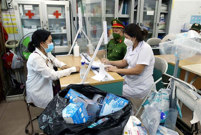 Lực lượng chức năng phường Đồng Xuân, quận Hoàn Kiếm, Hà Nội lập biên bản xử lý một trường hợp bán rong khẩu trang không rõ nguồn gốc, vi phạm quy định về phòng, chống dịch. (Ảnh: Phạm Kiên/TTXVN) Tiếp tục xử phạt các vi phạm phòng, chống dịch COVID-19 ảnh 2
