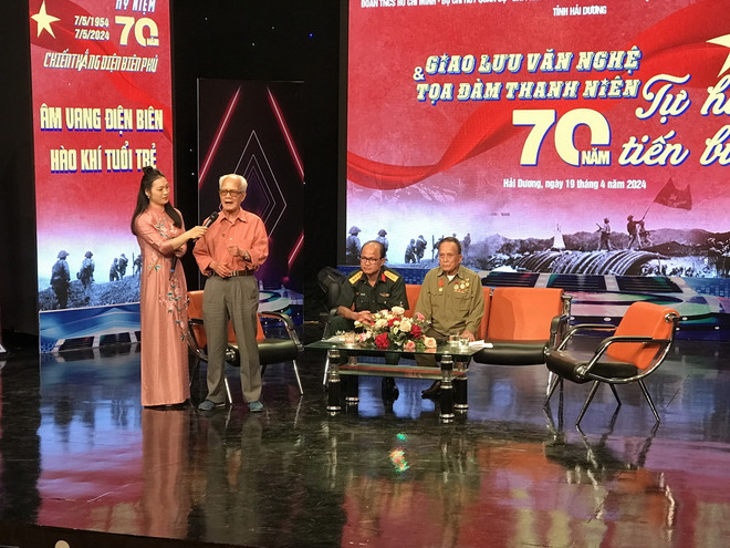 Thanh niên giao lưu với ông Lê Đức Tình, trinh sát pháo binh, Trung đoàn phó E45 trực tiếp tham gia Chiến dịch Điện Biên Phủ. (Ảnh: Tiến Vĩnh/TTXVN) ttxvn_dien bien phu hai duong.jpg