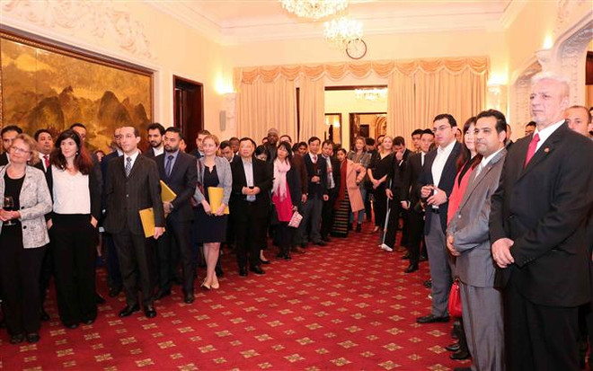 Đại diện các cơ quan ngoại giao, phóng viên, trợ lý báo chí nước ngoài tại Việt Nam dự buổi gặp mặt. (Ảnh: Văn Điệp/TTXVN) Gặp gỡ phóng viên, trợ lý, tùy viên báo chí nước ngoài tại Việt Nam ảnh 2