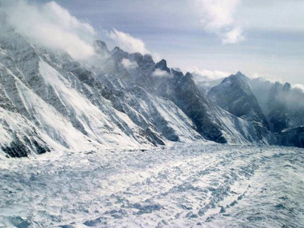 Himalayas bị mất khoảng 443 tỷ tấn băng trong 40 năm qua. (Nguồn: AP) Các sông băng trên Himalaya bị khuyết dần trong 40 năm qua ảnh 1