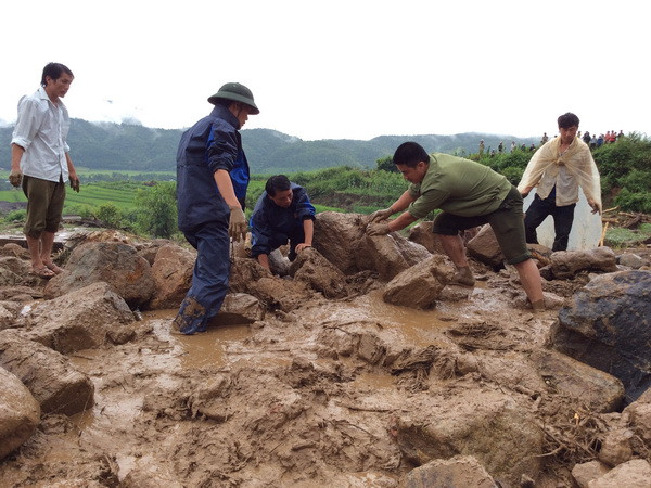 Khẩn trương tìm kiếm và hỗ trợ gia đình nạn nhân bị lũ cuốn ảnh 1